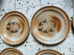 6 assiettes plates en grès
