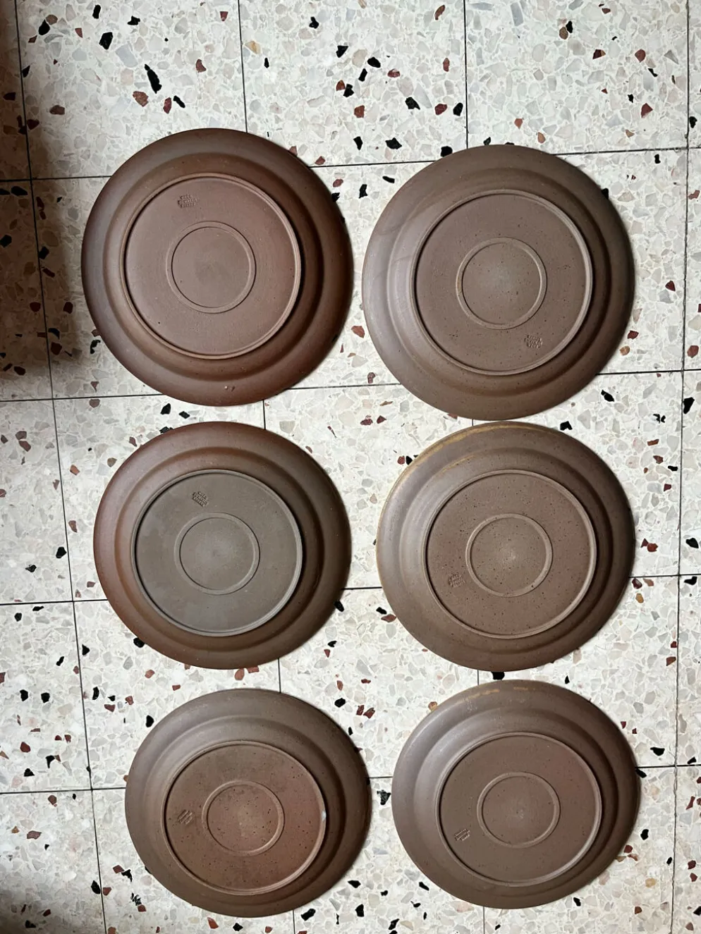6 assiettes plates en grès