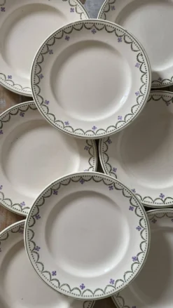 Assiettes plates Longwy modèle "Violetta" , début XXe