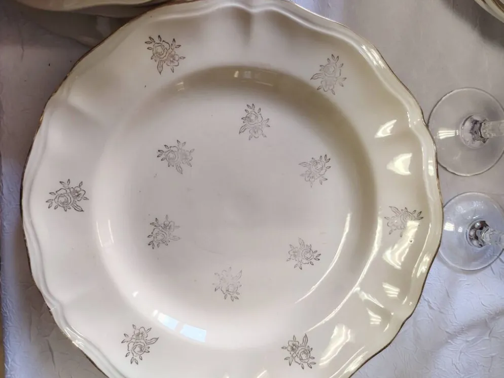 12 assiettes plates Sarreguemines modèle Raphaël ou fleurs de France