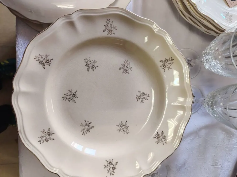 12 assiettes plates Sarreguemines modèle Raphaël ou fleurs de France