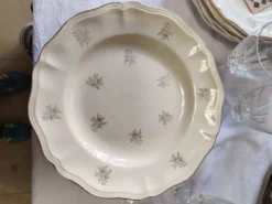 12 assiettes plates Sarreguemines modèle Raphaël ou fleurs de France