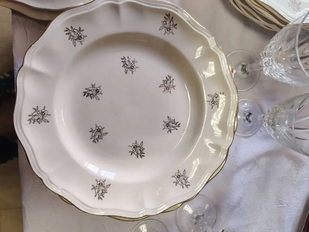 12 assiettes plates Sarreguemines modèle Raphaël ou fleurs de France