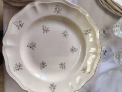 12 assiettes plates Sarreguemines modèle Raphaël ou fleurs de France
