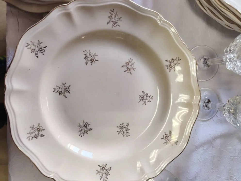 12 assiettes plates Sarreguemines modèle Raphaël ou fleurs de France