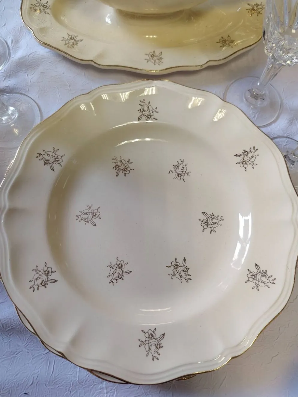12 assiettes plates Sarreguemines modèle Raphaël ou fleurs de France