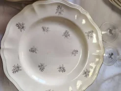 12 assiettes plates Sarreguemines modèle Raphaël ou fleurs de France
