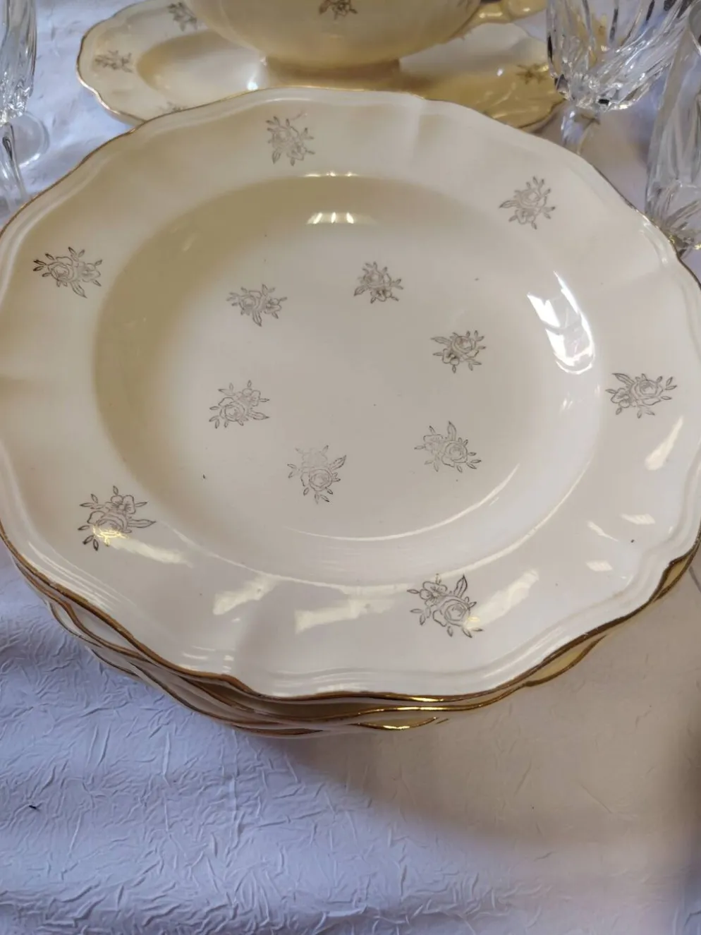 12 assiettes plates Sarreguemines modèle Raphaël ou fleurs de France