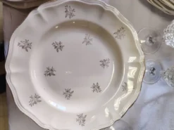 12 assiettes plates Sarreguemines modèle Raphaël ou fleurs de France