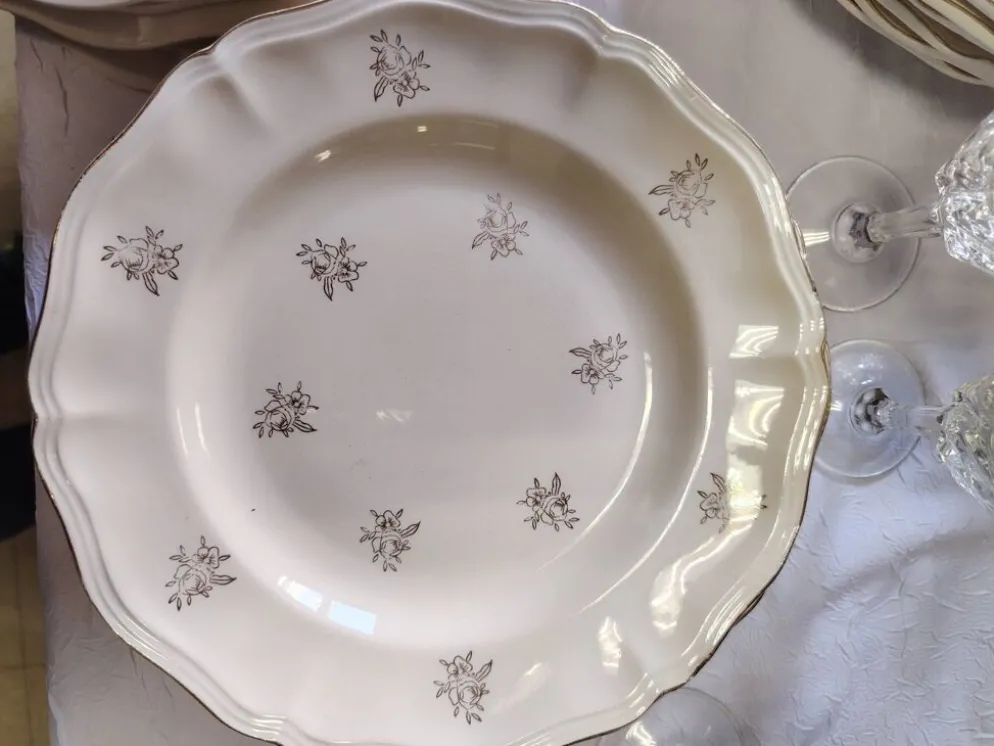 12 assiettes plates Sarreguemines modèle Raphaël ou fleurs de France