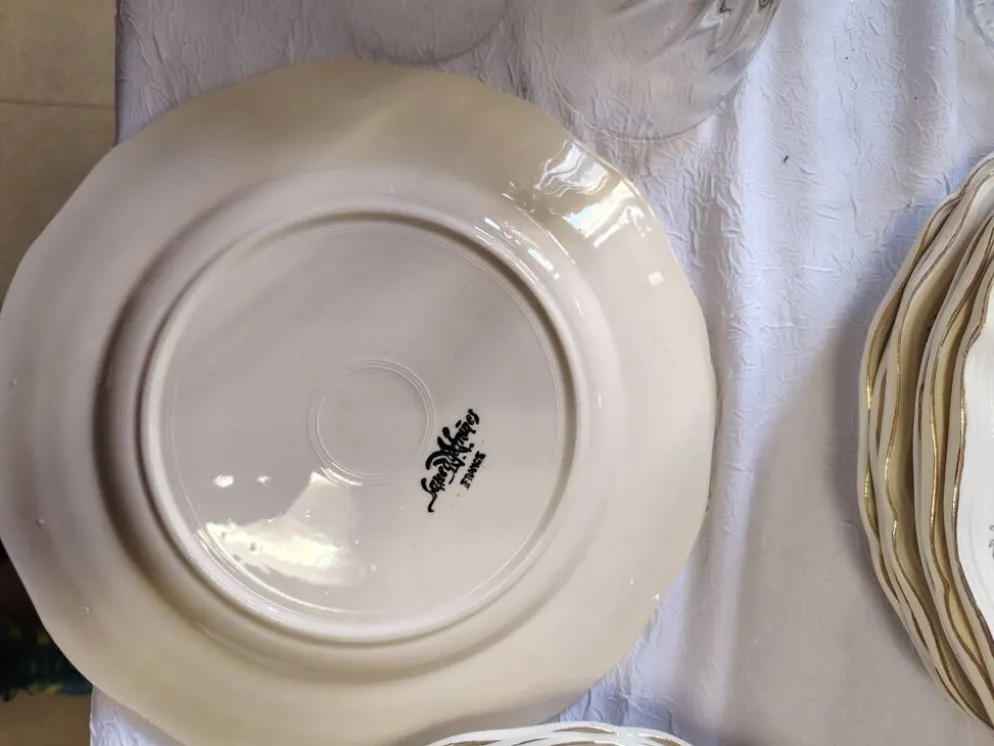 12 assiettes plates Sarreguemines modèle Raphaël ou fleurs de France