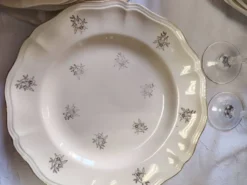 12 assiettes plates Sarreguemines modèle Raphaël ou fleurs de France