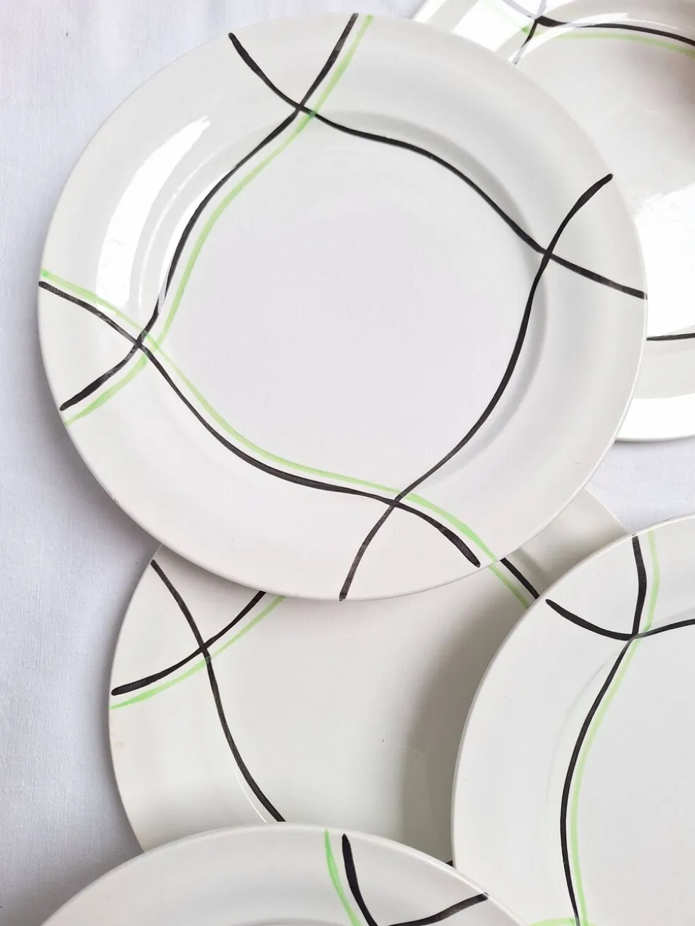 Assiettes plates St Amand modèle Bayonne blanc, vert et noir