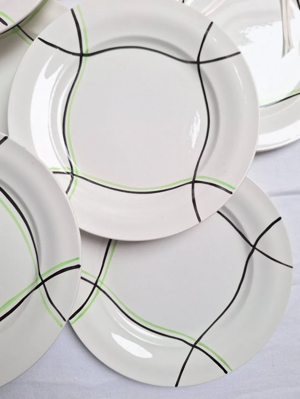 Assiettes plates St Amand modèle Bayonne blanc, vert et noir