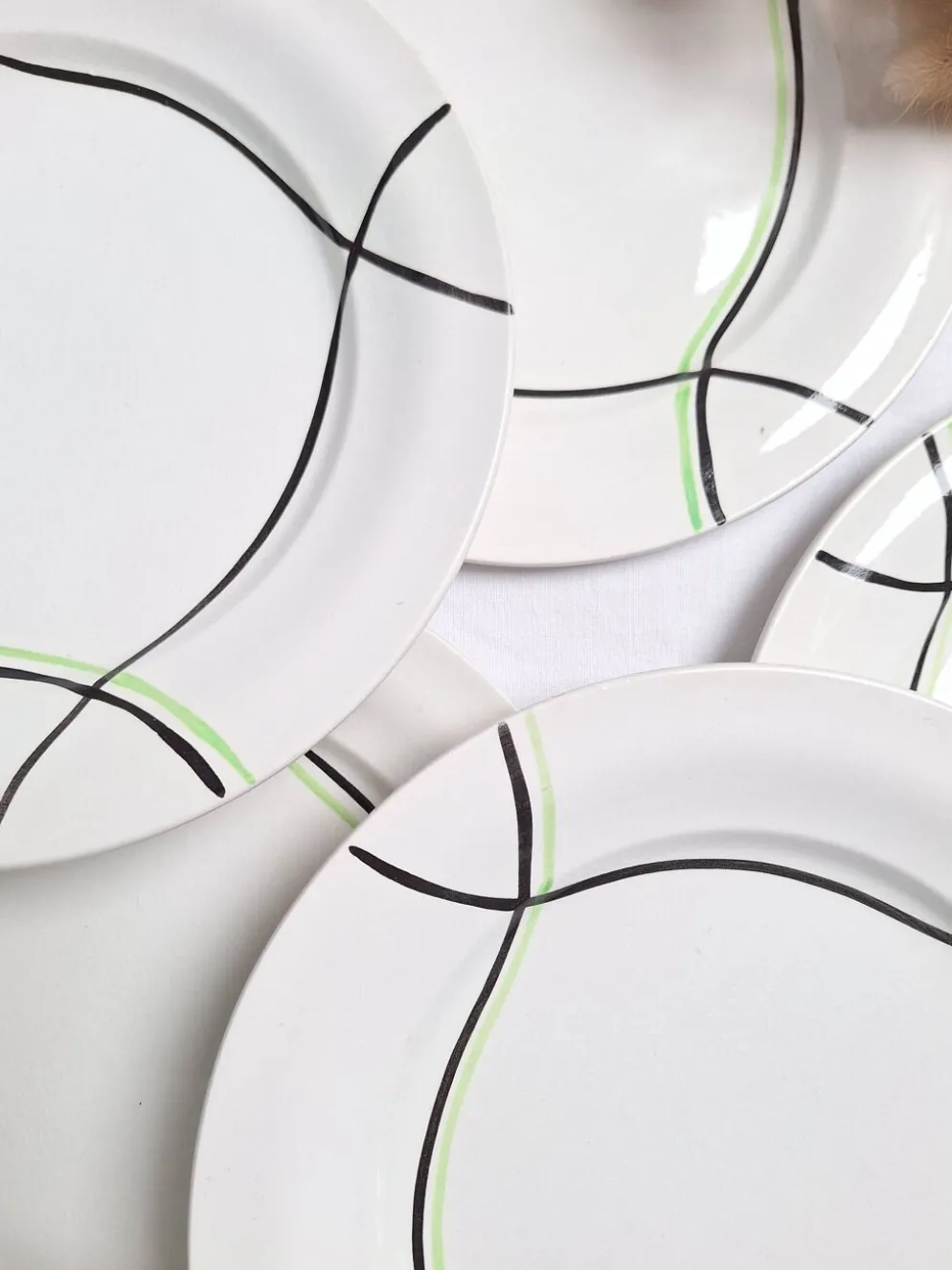 Assiettes plates St Amand modèle Bayonne blanc, vert et noir