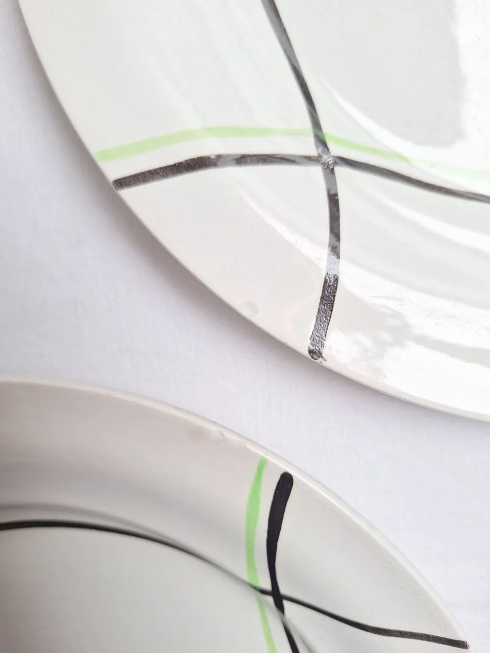 Assiettes plates St Amand modèle Bayonne blanc, vert et noir