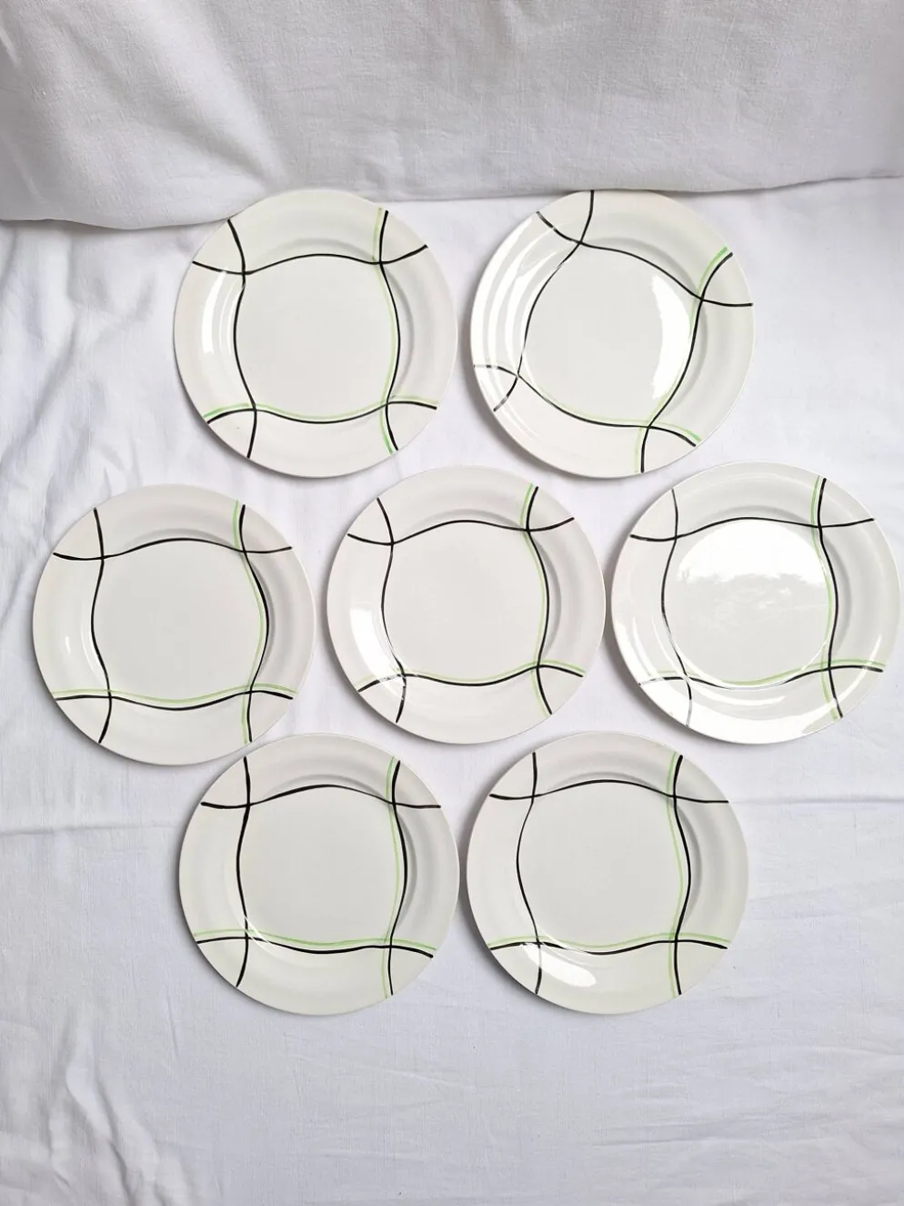 Assiettes plates St Amand modèle Bayonne blanc, vert et noir