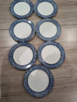 7 assiettes plates vintage en faïence — Décor marguerites bleues