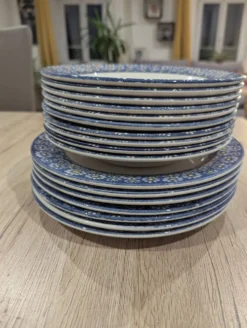 7 assiettes plates vintage en faïence — Décor marguerites bleues