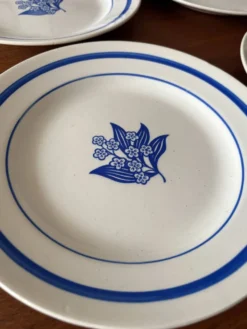 4 assiettes plates vintage en faïence à fleurs bleues