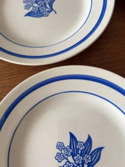 4 assiettes plates vintage en faïence à fleurs bleues