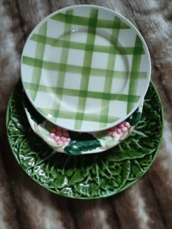 3 assiettes plates vintages dépareillées