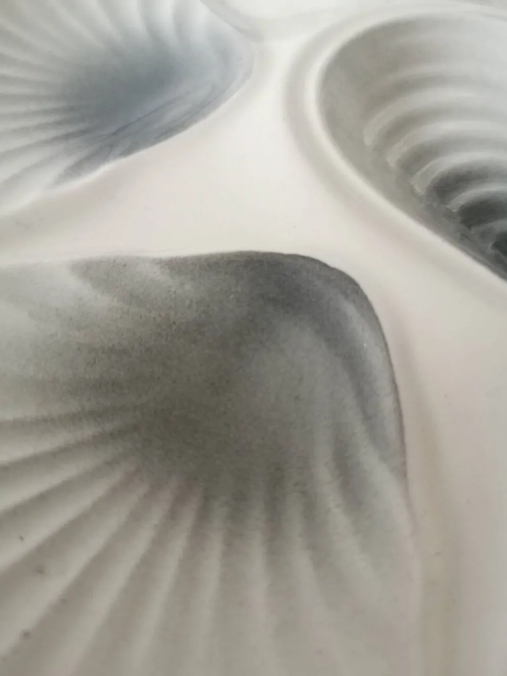 Assiettes plat/à huître, gris et blanc, céramique Moulin des loups
