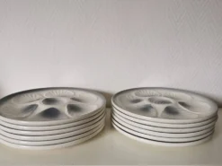 Assiettes plat/à huître, gris et blanc, céramique Moulin des loups