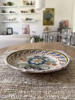 Assiette vintage en céramique peinte à la main