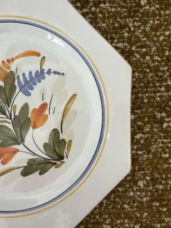 Assiette vintage octogonale peinte à la main