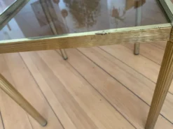 Authentique Table d'Appoint Hollywood Regency — Laiton Patiné et Verre