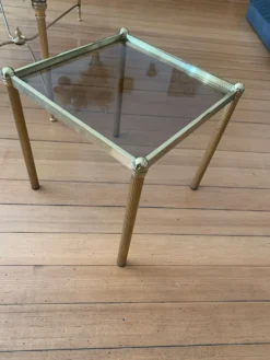 Authentique Table d'Appoint Hollywood Regency — Laiton Patiné et Verre