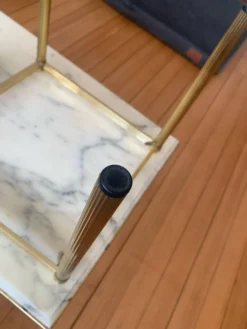 Authentique Table d'Appoint Hollywood Regency — Laiton Patiné et Verre