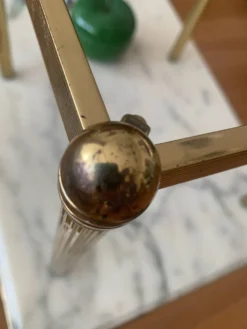 Authentique Table d'Appoint Hollywood Regency — Laiton Patiné et Verre