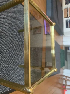 Authentique Table d'Appoint Hollywood Regency — Laiton Patiné et Verre