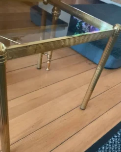 Authentique Table d'Appoint Hollywood Regency — Laiton Patiné et Verre