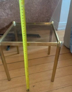 Authentique Table d'Appoint Hollywood Regency — Laiton Patiné et Verre