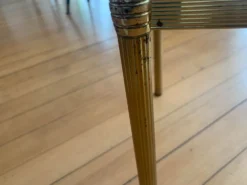 Authentique Table d'Appoint Hollywood Regency — Laiton Patiné et Verre