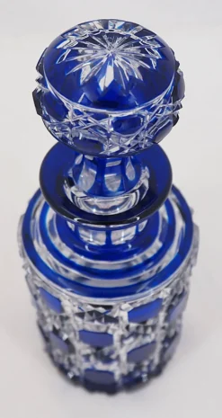 Baccarat, flacon cristal taillé, doublé bleu, pierreries diamants, 14,8 cm.