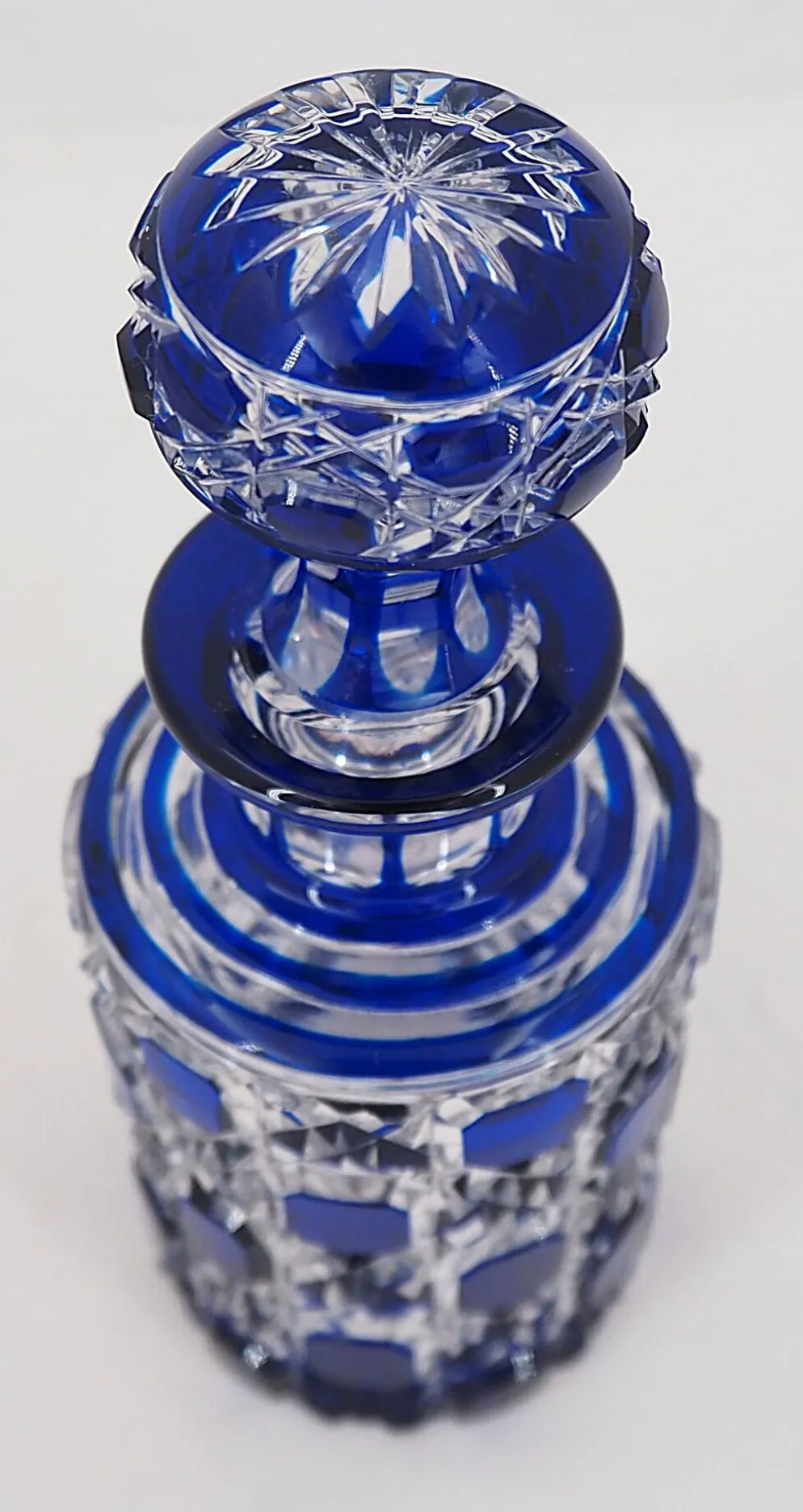 Baccarat, flacon cristal taillé, doublé bleu, pierreries diamants, 14,8 cm.