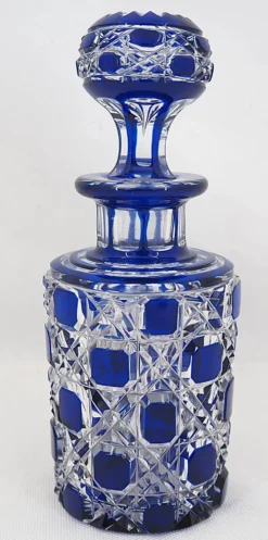 Baccarat, flacon cristal taillé, doublé bleu, pierreries diamants, 14,8 cm.
