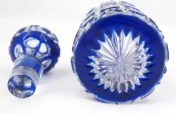 Baccarat, flacon cristal taillé, doublé bleu, pierreries diamants, 14,8 cm.