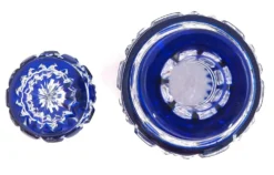 Baccarat, flacon cristal taillé, doublé bleu, pierreries diamants, 14,8 cm.