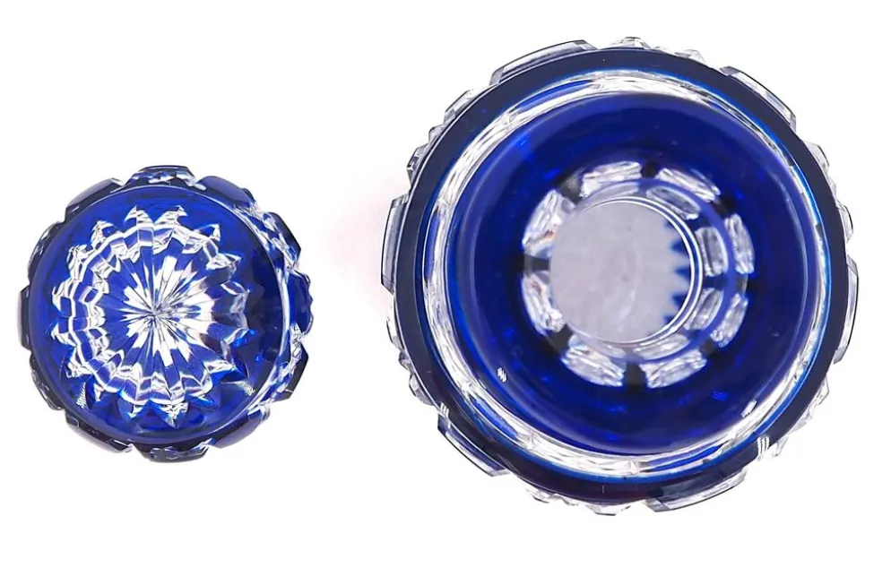 Baccarat, flacon cristal taillé, doublé bleu, pierreries diamants, 14,8 cm.