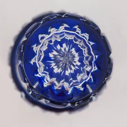 Baccarat, flacon cristal taillé, doublé bleu, pierreries diamants, 14,8 cm.