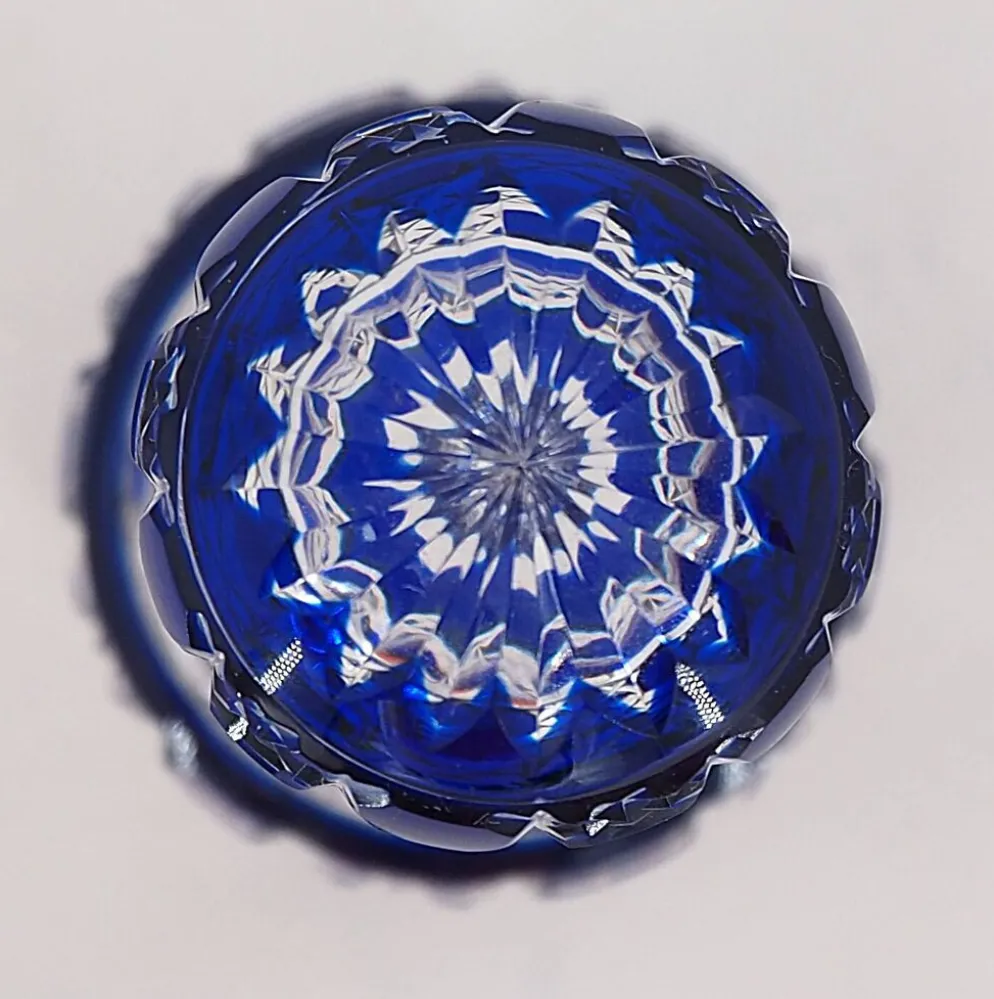 Baccarat, flacon cristal taillé, doublé bleu, pierreries diamants, 14,8 cm.