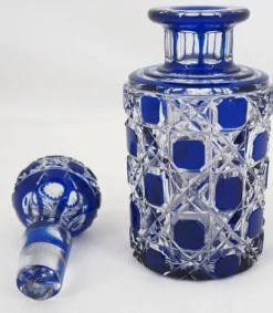 Baccarat, flacon cristal taillé, doublé bleu, pierreries diamants, 14,8 cm.