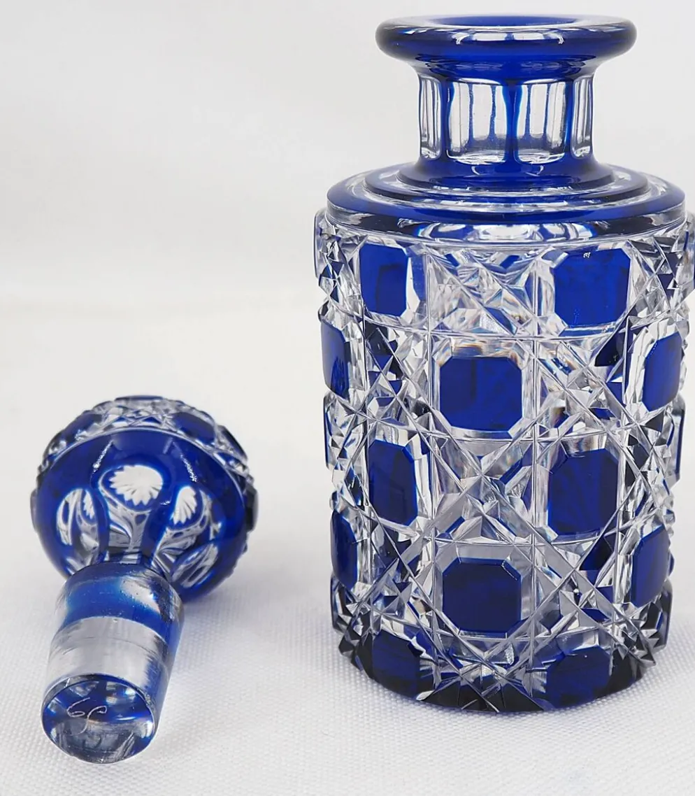 Baccarat, flacon cristal taillé, doublé bleu, pierreries diamants, 14,8 cm.
