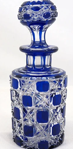Baccarat, flacon cristal taillé, doublé bleu, pierreries diamants, 14,8 cm.