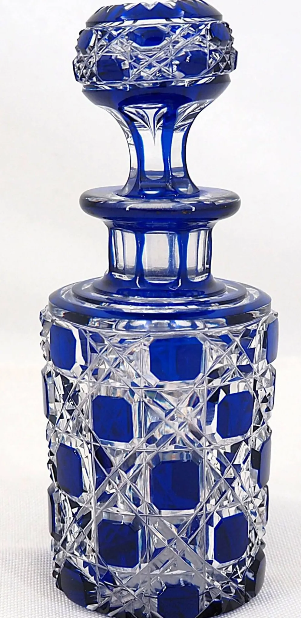 Baccarat, flacon cristal taillé, doublé bleu, pierreries diamants, 14,8 cm.